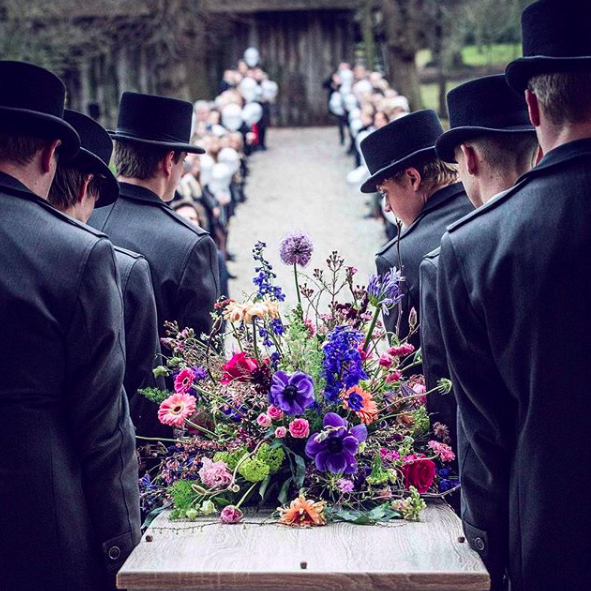 Dragers-bloemen-kist-stoet-erehaag-uitvaart