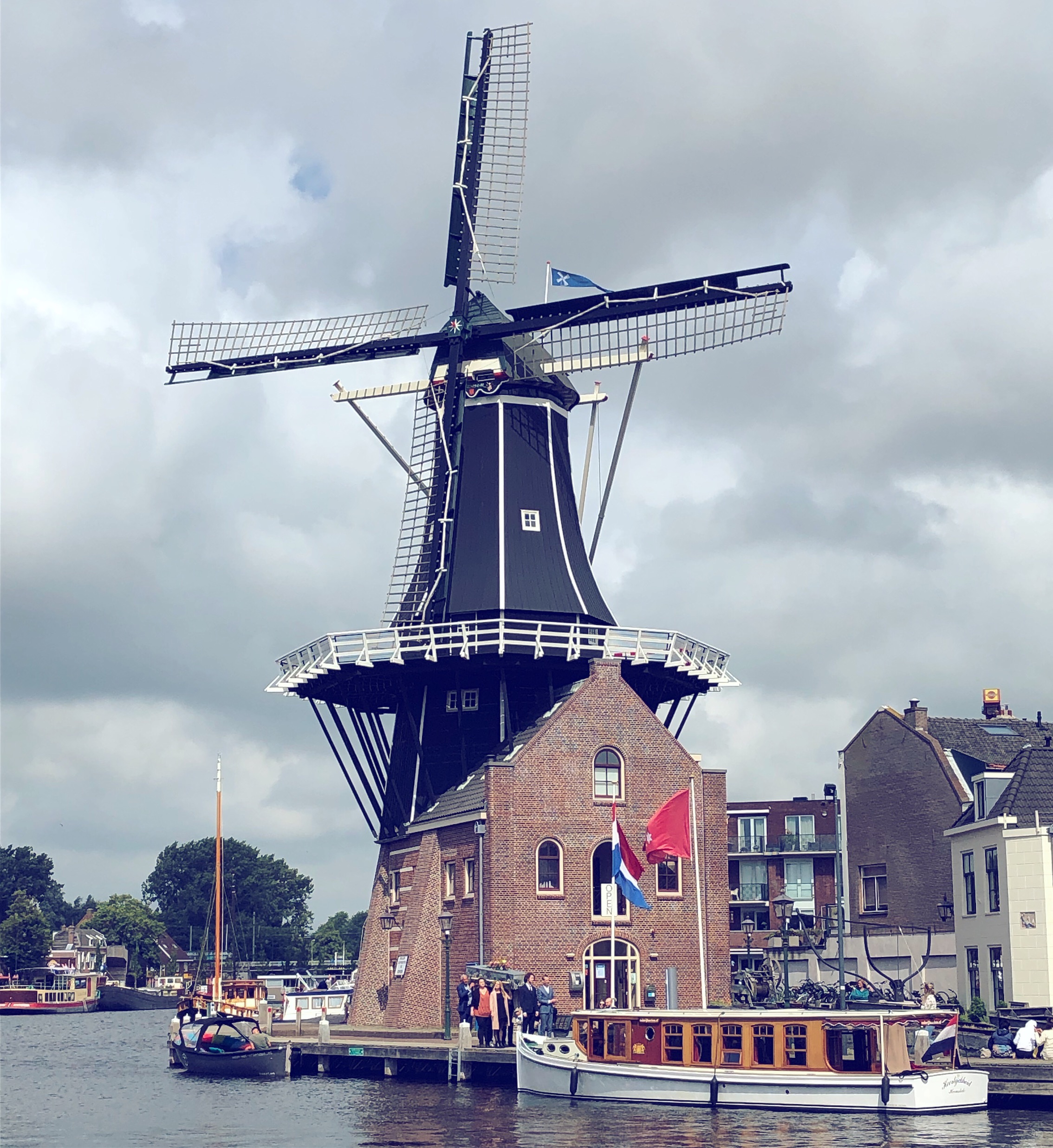 uitvaart op boot Spaarne Haarlem Heemstede molen Adriaan