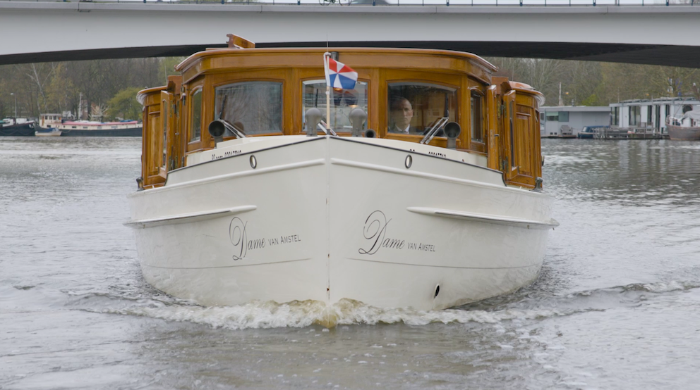 Salonboot rederij Belle Dame van Amstel uitvaart op water op boot