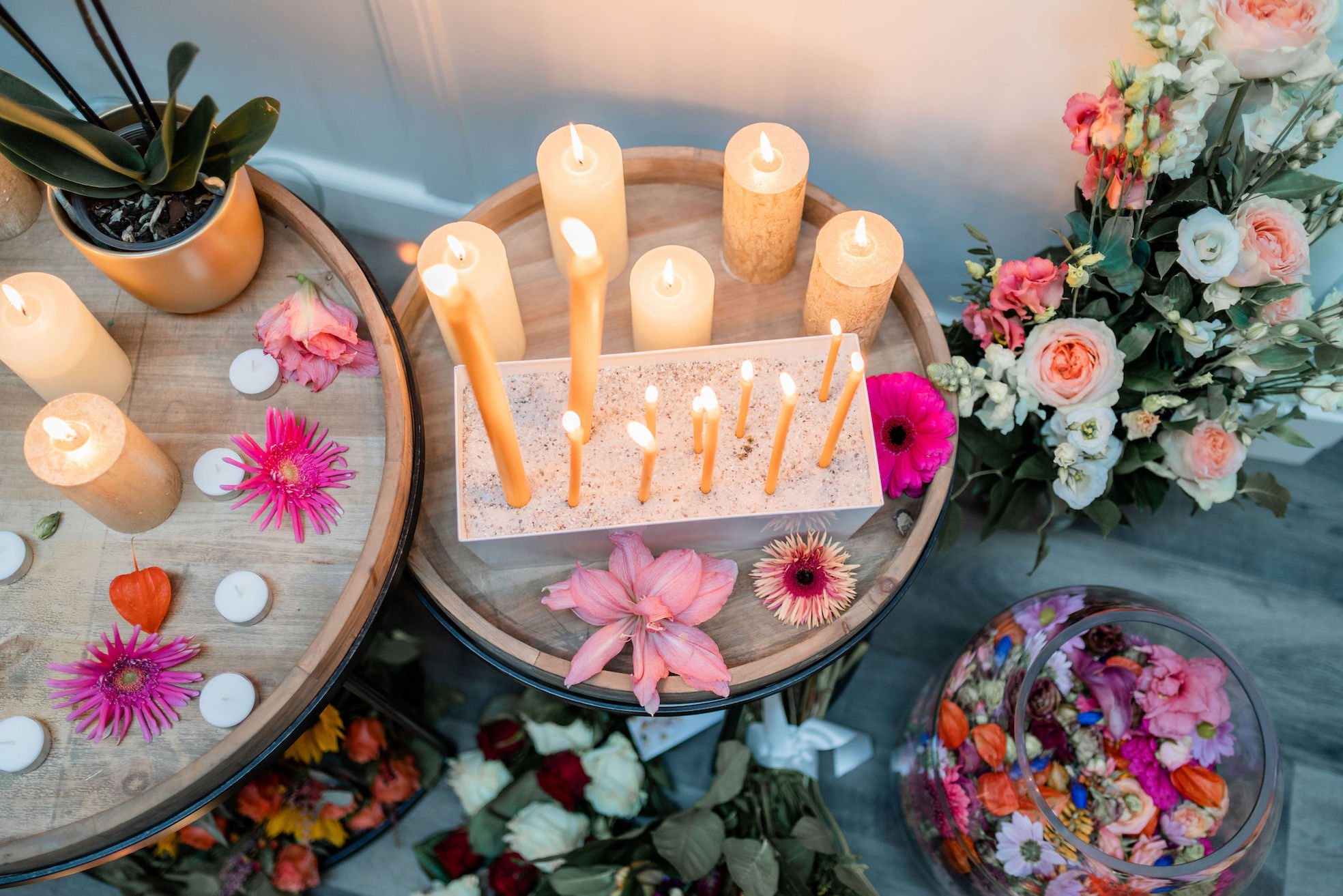 Kaarsen aansteken voor overledene mama oma schoonmoeder kleur kaarsjes bloemen rozen